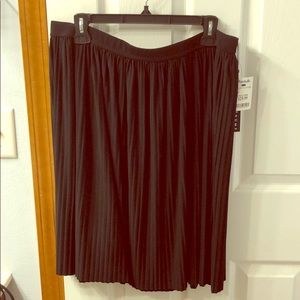 Black stretchy pleated skirt